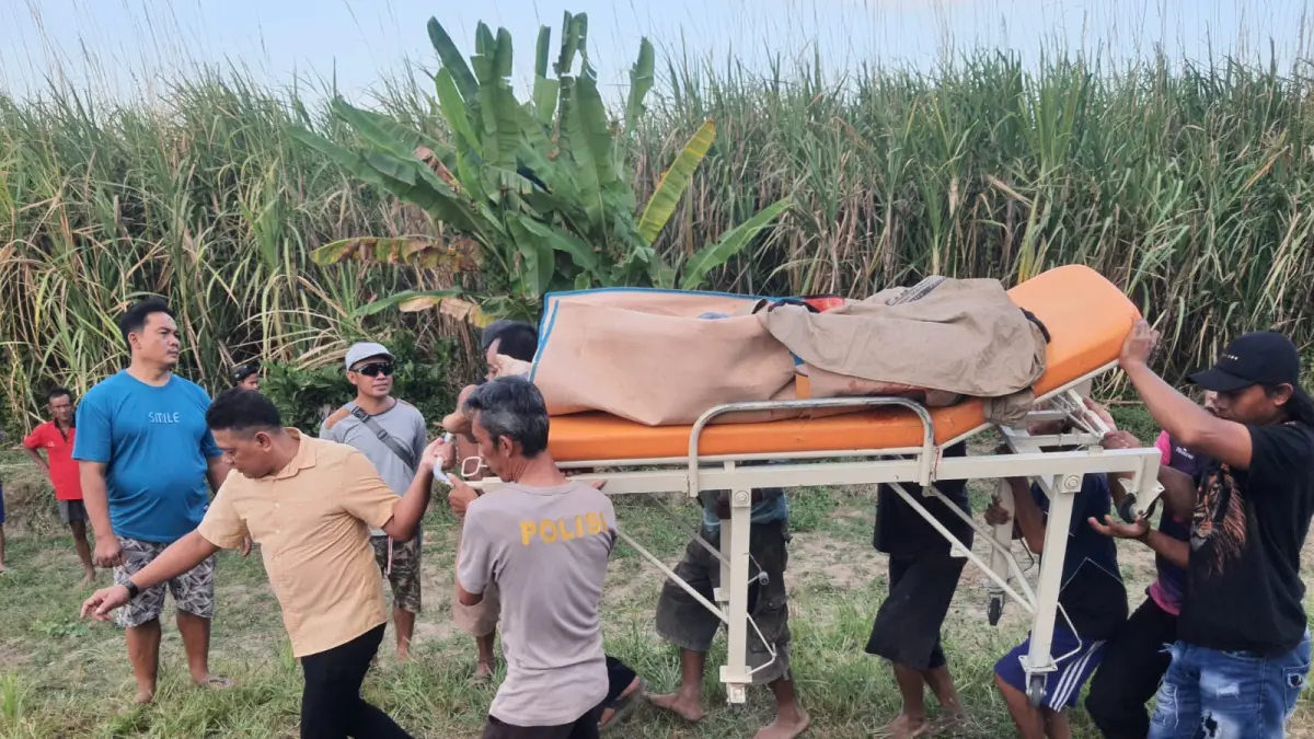 Warga dan polisi mengangkat jenazah korban laka di Kras. (Polsek Kras)