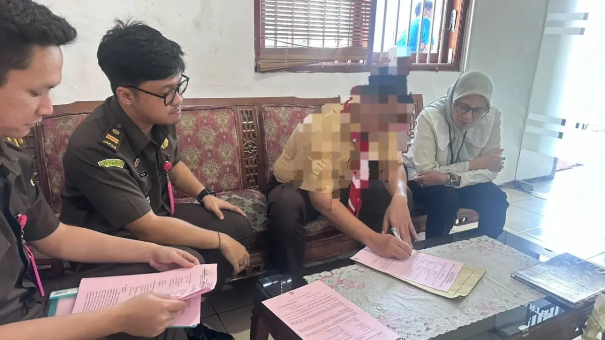 Jaksa saat lakukan tahap dua. (Foto Kejari Kabupaten Kediri)