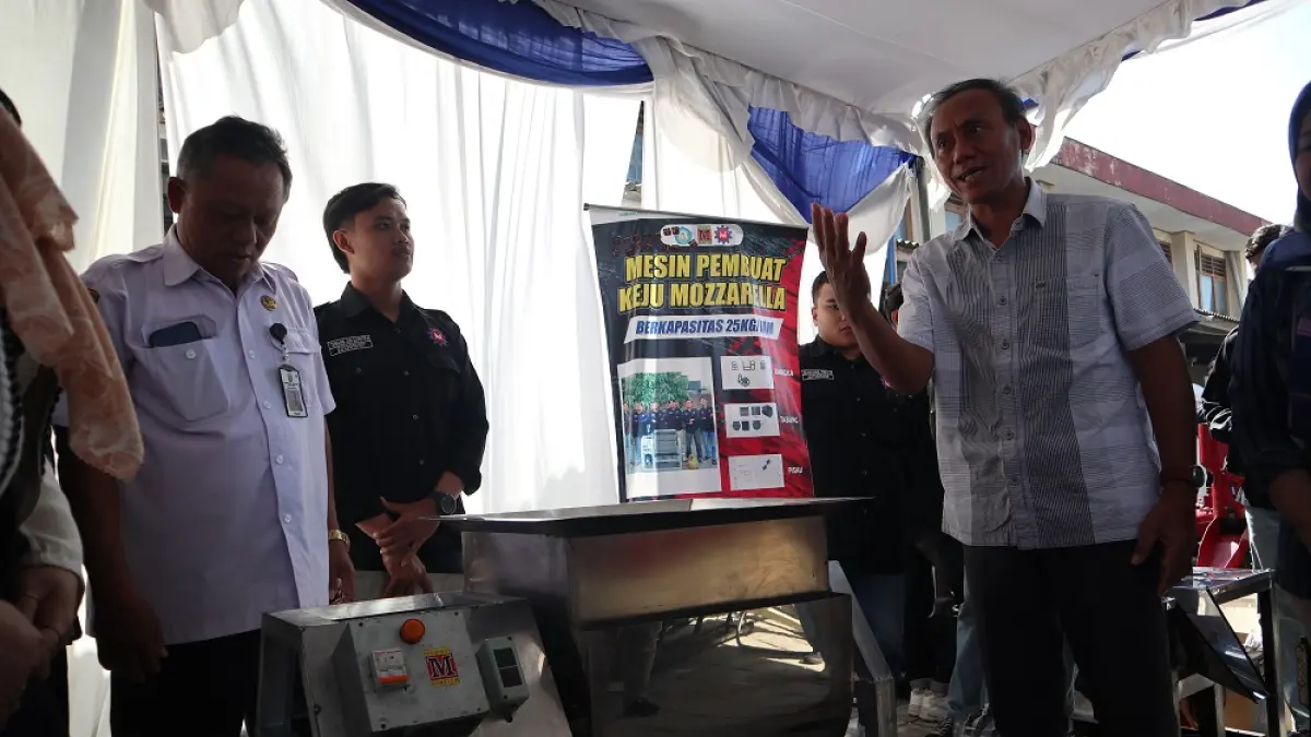 KONTRIBUSI NYATA: Rektor UNP Kediri Zainal Afandi mengunjungi stan Pekan Inovasi Nusantara yang digelar di Gedung CMN Kampus 1 UNP Kediri kemarin (22/7). (Foto: Ayu Isma) 