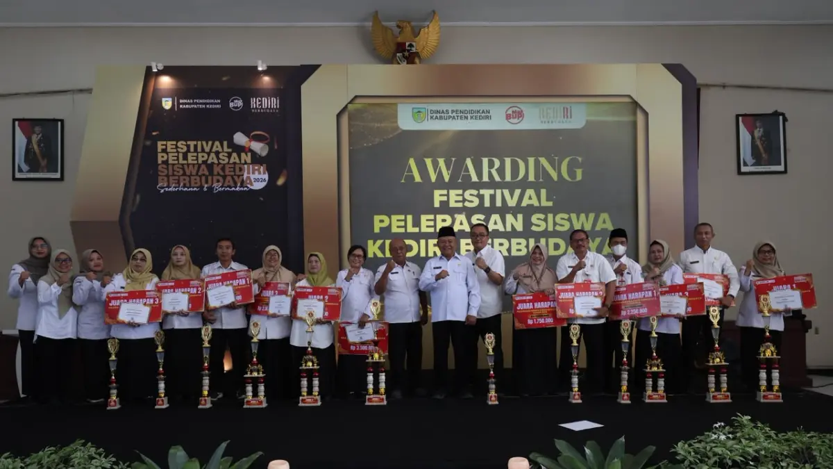 Para Pemenang Festival Pelepasan Siswa Berbudaya menerima hadiah langsung dari Dinas Kabupaten Kediri. 