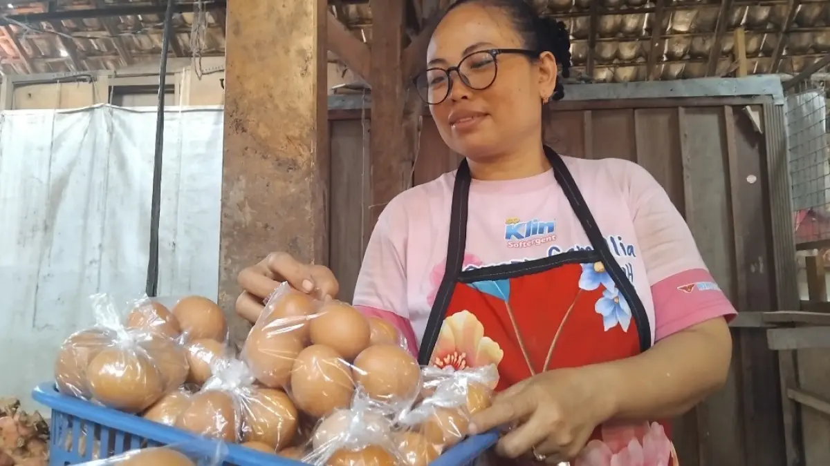 Pedagang telur di Pasar Wonokerto menata dagangannya (Diana Yunita)