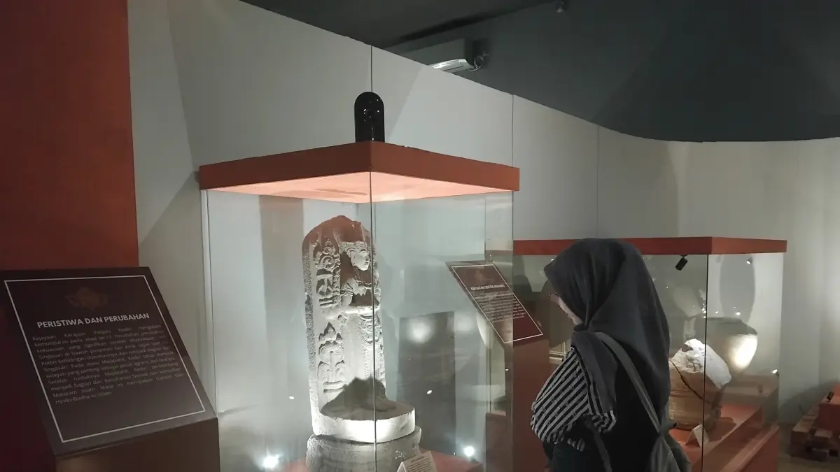 Pengunjung mengamati arca di Museum Sri Aji Jayabaya (Diana Yunita)