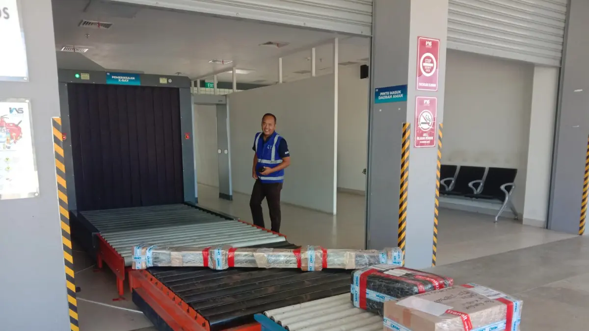 Petugas saat melakukan proses pengiriman kargo melalui Bandara Dhoho Kediri. (Istimewa)