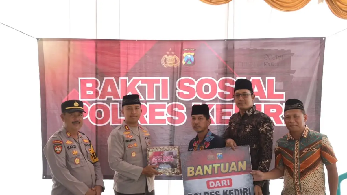 Polres Kediri saat berikan bantuan sosial berupa sembako dan sumur bor. (Foto Polres Kediri)