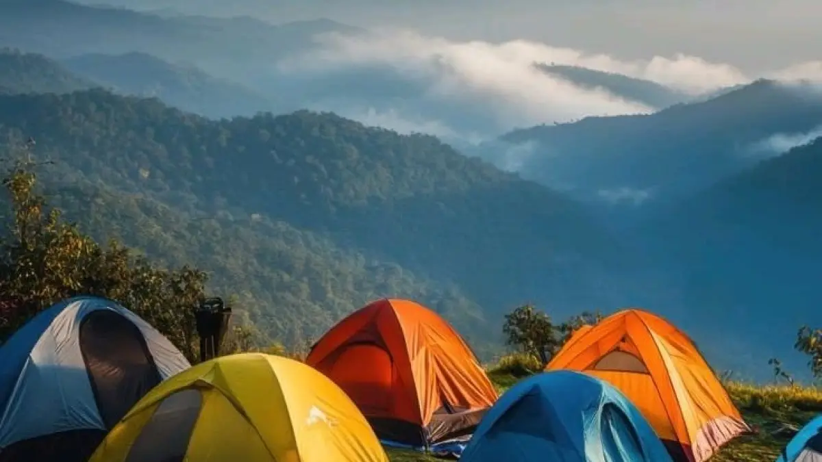 Sejumlah tenda berdiri di kawasan pegunungan. Camping menjadi pilihan untuk menikmati udara sejuk, pemandangan alam, dan suasana malam dari ketinggian. (Pinterest/Lisa Peters)