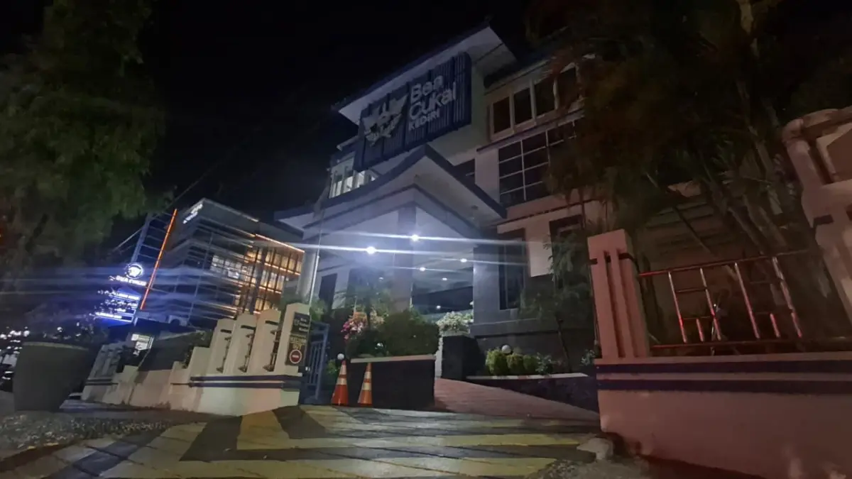 Suasana kantor Bea Cukai Kediri pada Rabu malam (22/7). (ASAD MS)