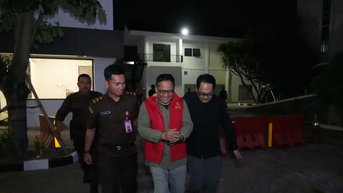Mantan Direktur Utama Perusahaan Daerah Taman Satwa Kebun Binatang Surabaya (PD TS KBS), Choirul Anwar (CA), digiring petugas Kejaksaan Tinggi Jawa Timur usai ditetapkan sebagai tersangka dugaan korupsi pengelolaan keuangan perusahaan periode 2016-2024 di Kantor Kejati Jatim, Selasa (21/7/2026) malam. (Dok. Kejati Jatim)