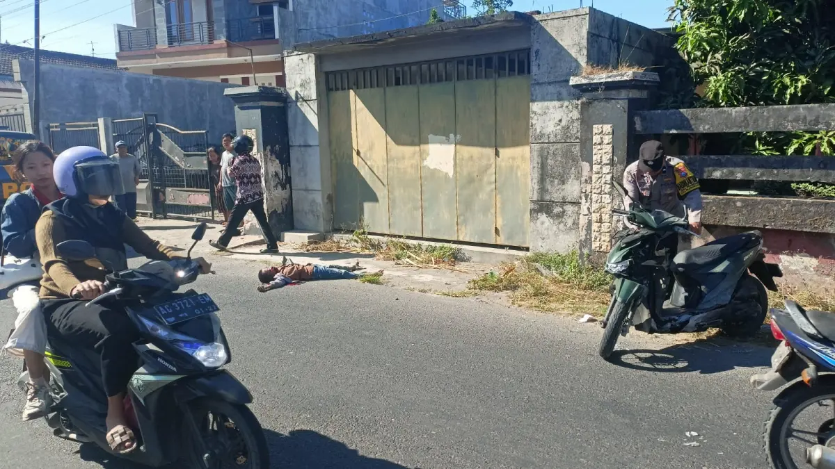 korban saat tergeletak usai alami laka tunggal. (Foto Polsek Plosoklaten)