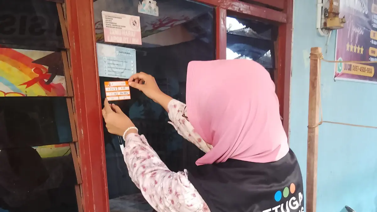petugas sensus ekonomi sedang melakukan sensus ekonomi door-to-door // himalaya azzahra