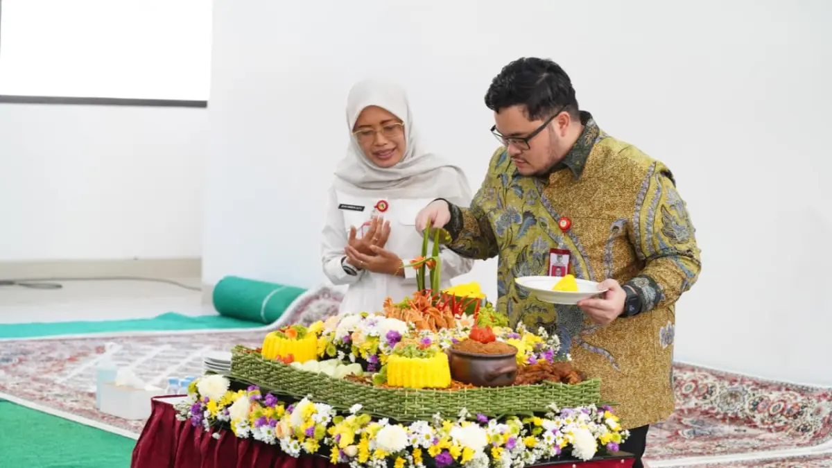 TASYAKURAN: Bupati Hanindhito Himawan Pramana dan Wakil Bupati Dewi Mariya Ulfa melakukan pemotongan tumpeng menandai penempatan kembali gedung Setda yang hangus terbakar pada akhir Agustus 2025. (Foto: Pemkab Kediri)