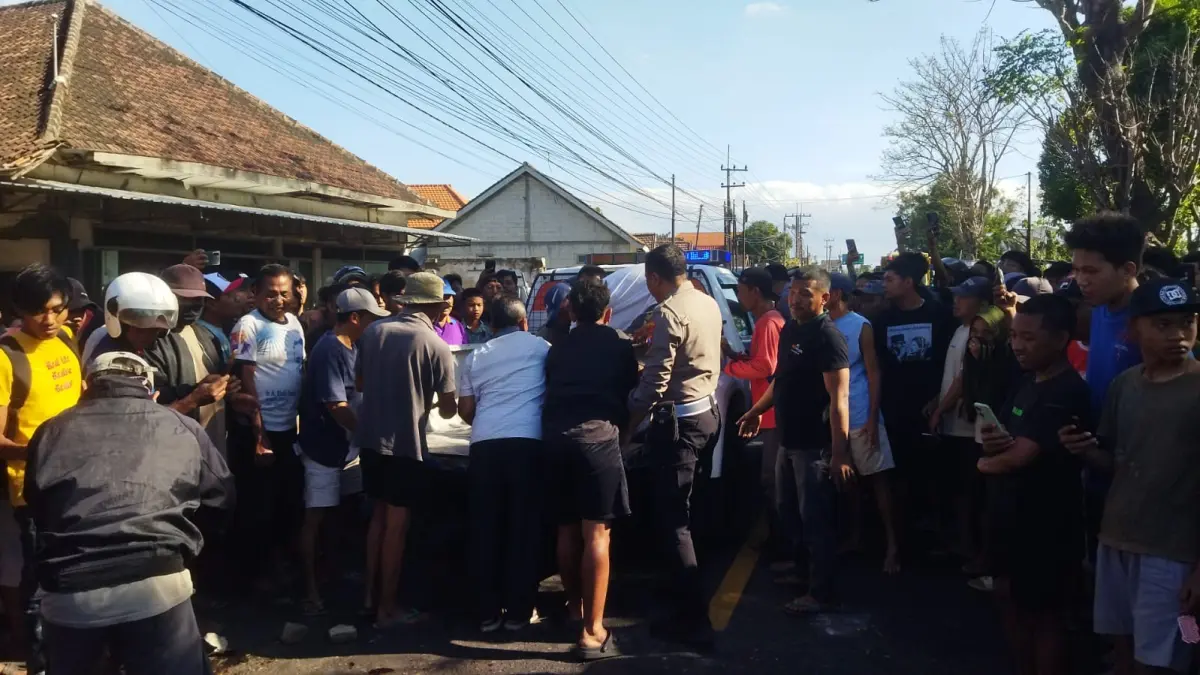 Warga bersama polisi mengevakuasi korban. (Foto: Adam)