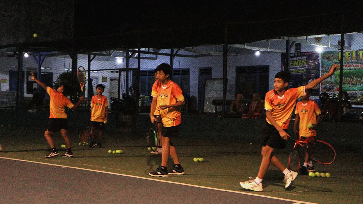 Atlet tenis lapangan di Kabupaten Kediri. (FOTO: Emilia Susanti/JPRK)