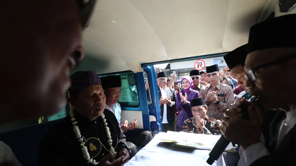 AKHIRNYA SAH: Slamet mengikuti akad nikah di VW Combi dalam nikah massal yang digelar Pemkot Kediri di Jl Stasiun kemarin. Selama 40 tahun membina rumah tangga, dia baru mengesahkan pernikahannya kemarin karena terkendala administrasi. (WAHYU ADJI/JPRK)