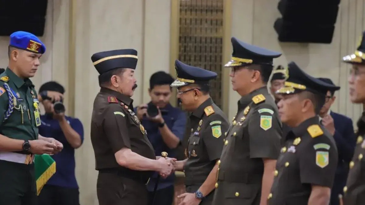 Jaksa Agung Muda Bidang Tindak Pidana Khusus (Jampidsus) Kuntadi (ketiga kanan) dalam prosesi pelantikan di Gedung Kejagung, Jakarta, Jumat (24/7/2026). (HO-Kejaksaan Agung RI)