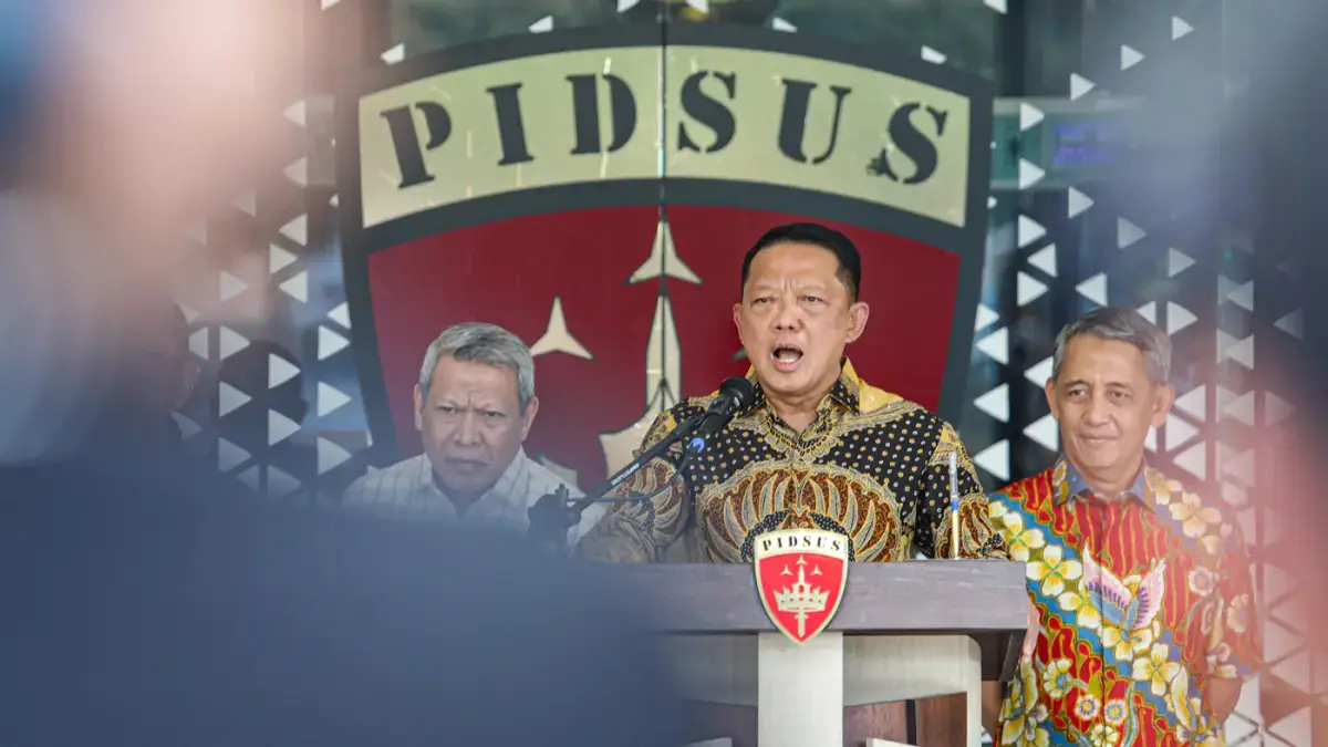 Jaksa Agung Muda Tindak Pidana Khusus (Jampidsus) Febrie Adriansyah (tengah) memberikan keterangan pers di Gedung Bundar, Kejaksaan Agung, Jakarta, Jumat (10/7/2026). (Salman Toyibi/Jawa Pos)