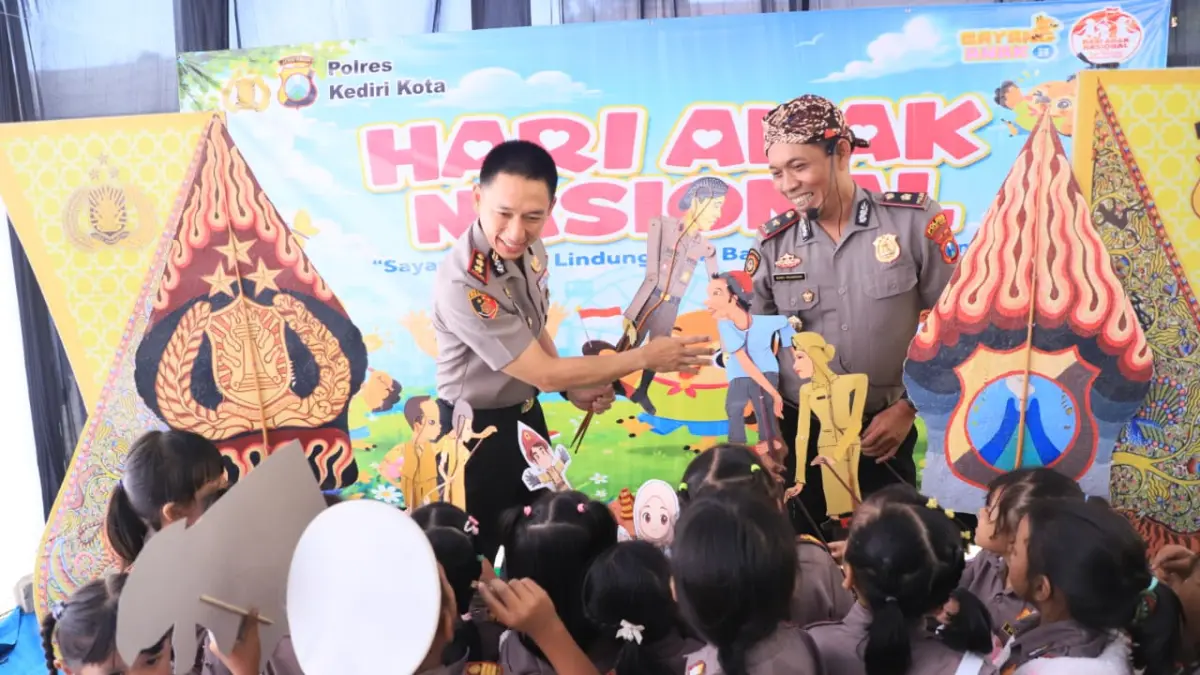 Kapolres Kediri Kota AKBP Anggi Saputra Ibrahim bersama Kapolsek Kediri Kota Kompol Bowo Wicaksono ndalang di Hari Anak Nasional 2026. (Polres Kediri Kota for JPRK)
