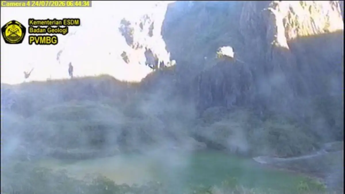 Pantauan kawah Kelud oleh PVMBG.