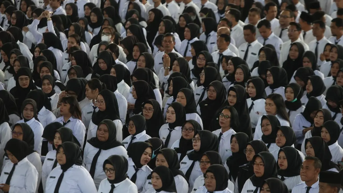 PPPK paruh waktu Kota Kediri saat menerima penyerahan SK pada Desember 2025 lalu. Saat ini, Pemkot Kediri kaji nasib ribuan pegawai itu sebelum diperpanjang kontraknya untuk tahun depan. (Foto: Wahyu Adji)