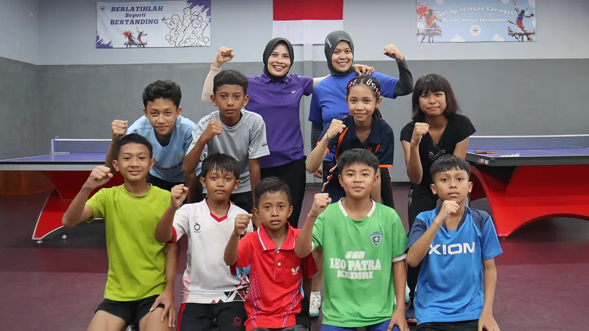 Putri Hasibuan berfoto bersama dengan pelatih dan atlet PTM Bintang Kadiri. (FOTO: Emilia Susanti/JPRK)