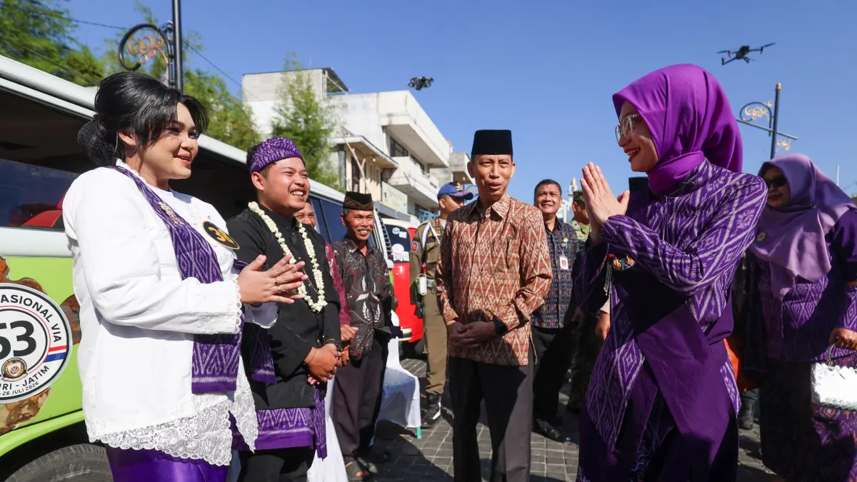 Wali Kota Kediri Vinanda menyapa pasangan yang mengikuti nikah massal. (WAHYU ADJI)