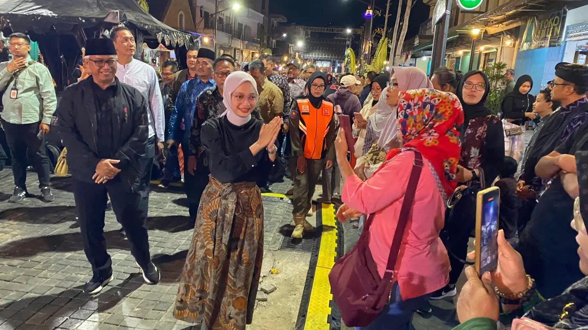 Wali Kota Vinanda menyapa warga di Jalan Stasiun Kediri. (HILDA NURMALA RISANI)
