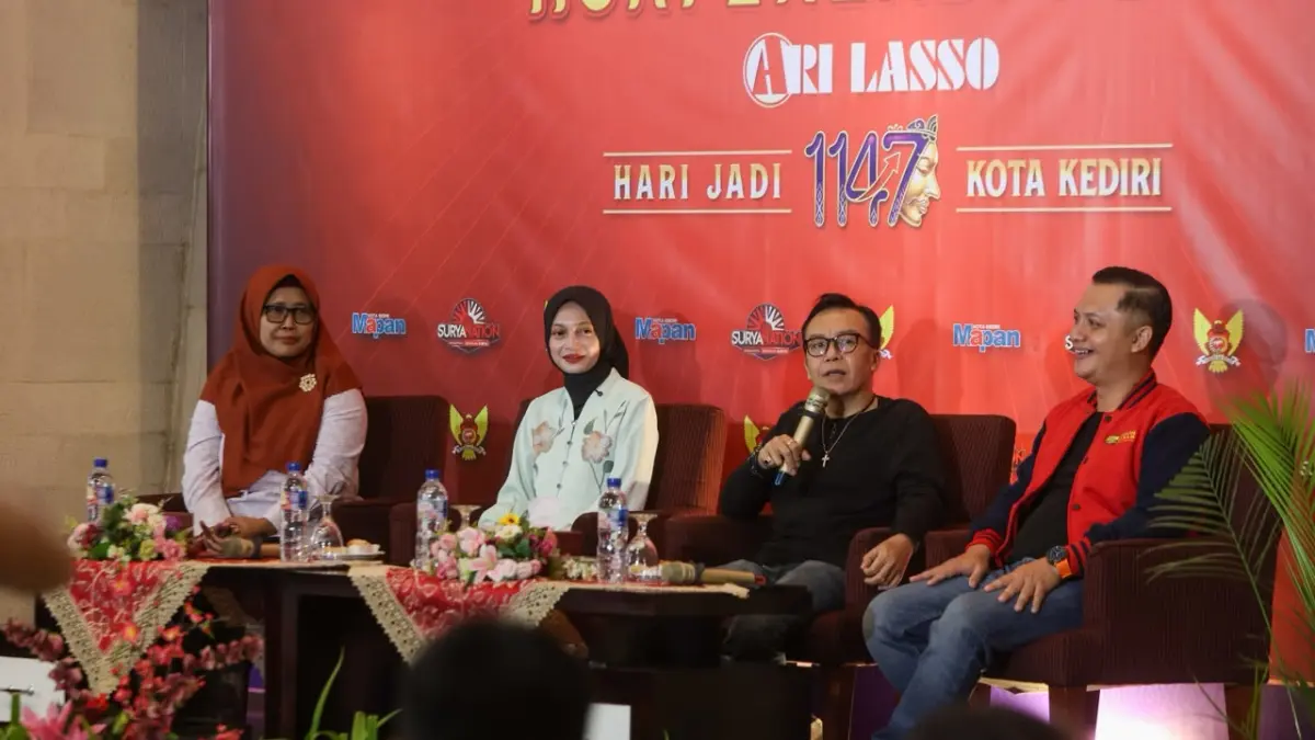 Ari Lasso (memegang mic) bersama Wali Kota Kediri Vinanda Prameswati (baju putih di tengah), Plt Sekda Kota Kediri Endang Kartika Sari, dan Humas PT Gudang Garam Tbk Iwhan Tri Cahyono saat konferensi pers, Sabtu (25/7) siang. (Foto: Wahyu Adji)