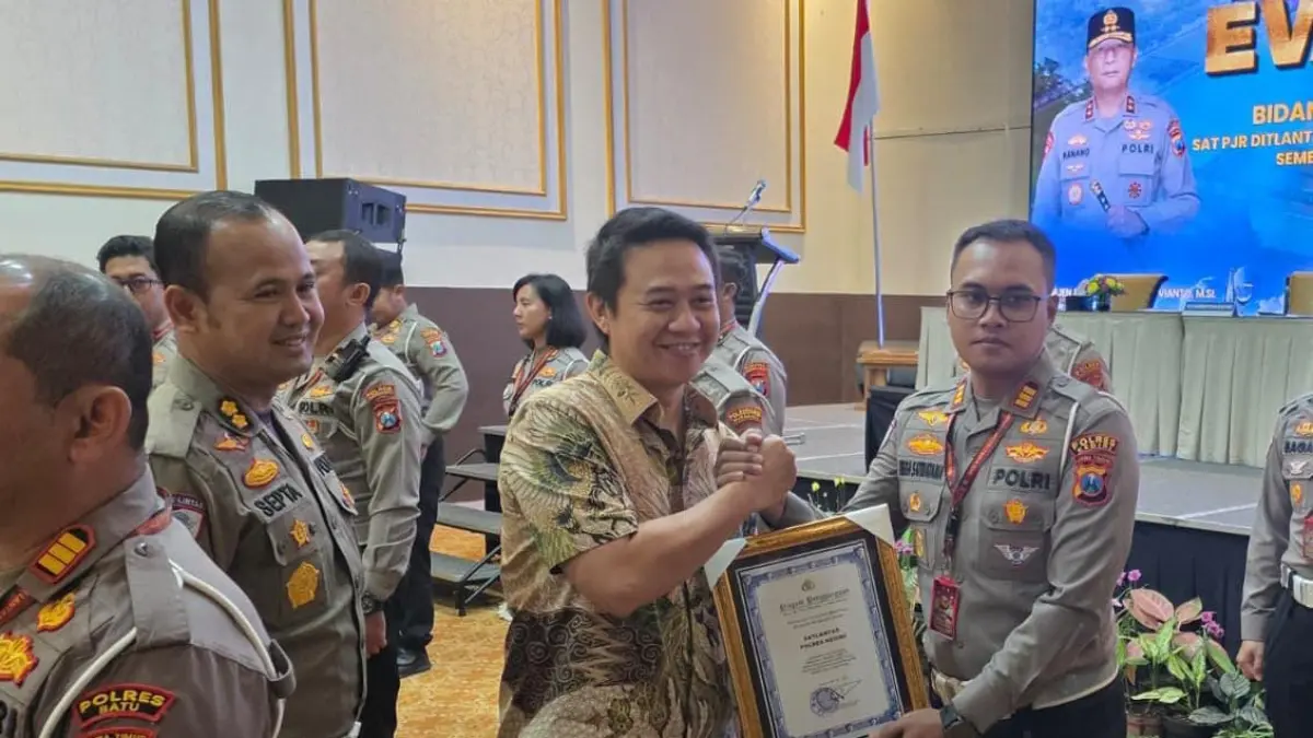 Kasatlantas Polres Kediri saat menerima penghargaan. (Foto Polres Kediri)