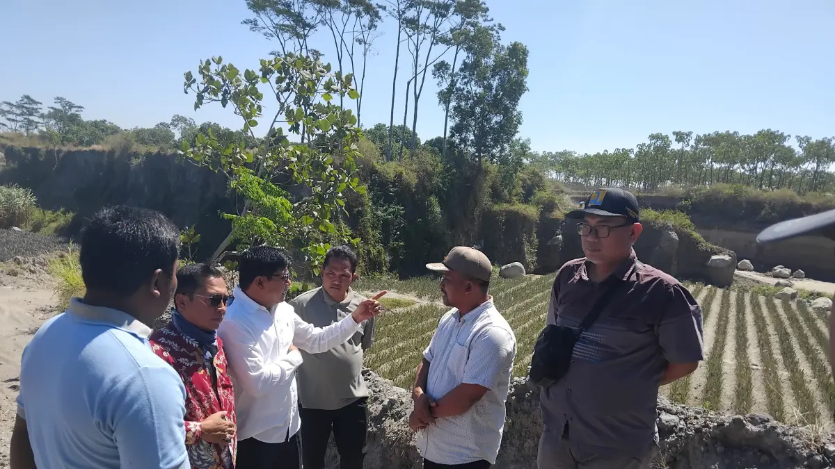 KUNJUNGAN LAPANGAN: Jajaran Komisi III DPRD Kabupaten Kediri melakukan kunjungan langsung ke Desa Wonorejo Trisulo, Kecamatan Plosoklaten. (DIANA YUNITA SARI/JPRK)
