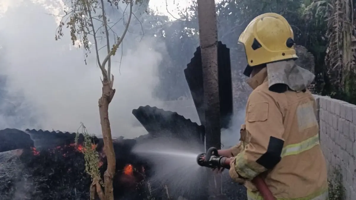 Petugas saat menangani salah satu kebakaran. (Foto Damkar Kabupaten Kediri)