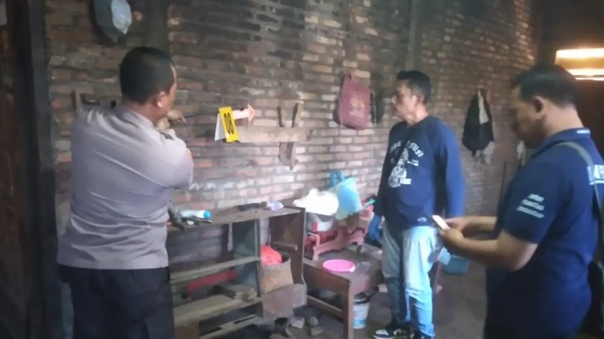 Polisi saat melakukan olah TKP. 
