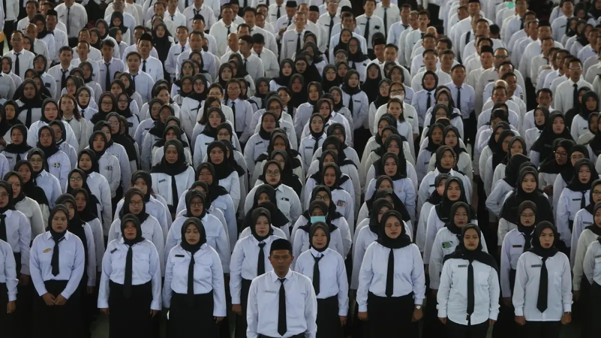 PPPK paruh waktu Kota Kediri saat menerima penyerahan SK pada Desember 2025 lalu. Saat ini, Pemkot Kediri kaji nasib ribuan pegawai itu sebelum diperpanjang kontraknya untuk tahun depan. (Foto: Wahyu Adji)