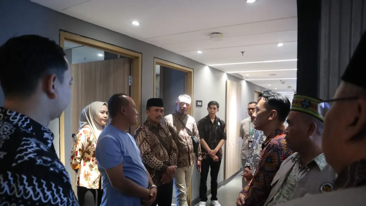 
SIMAK PENJELASAN: Tim Pemkab Kediri dan Kanwil Kemenhaj Jatim menyimak pemaparan tentang pelayanan jemaah haji di hotel Ibis Jogjakarta yang menjadi tempat transit jemaah di embarkasi berbasis hotel di sana. (Foto: Asad M.S)