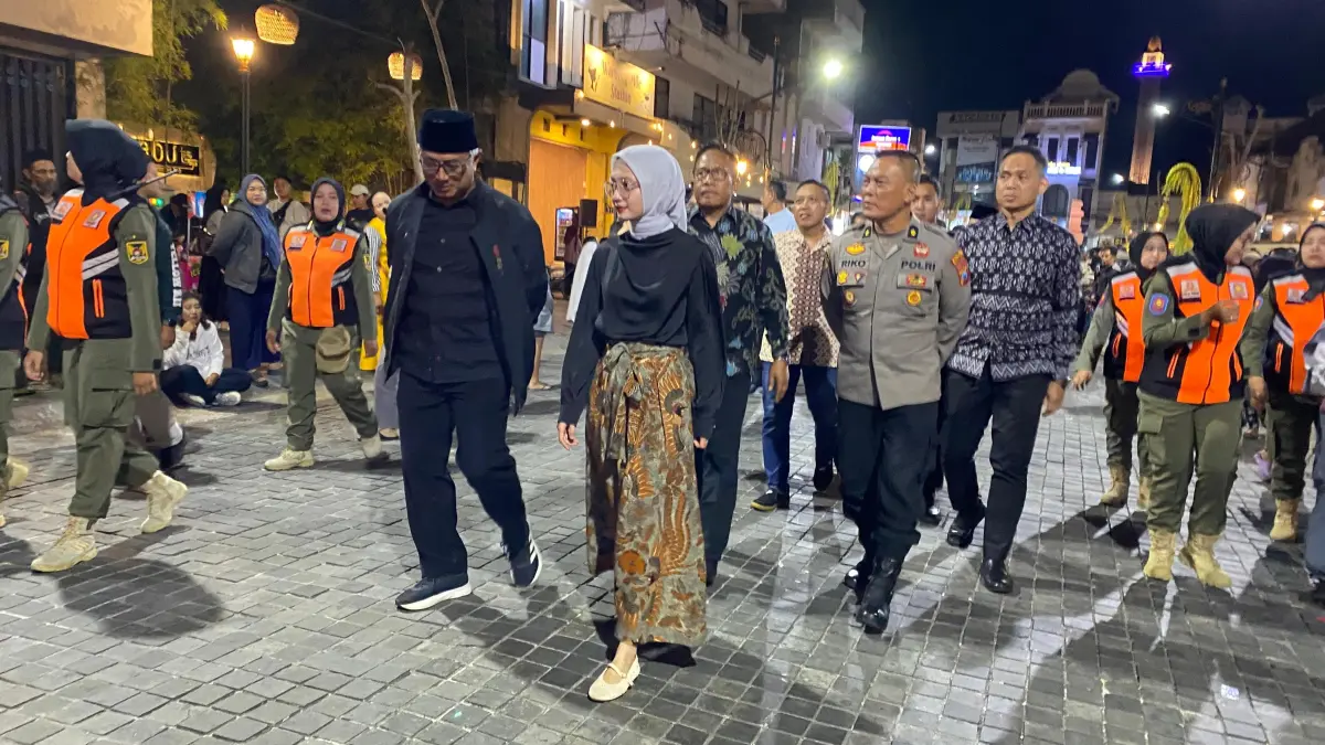 Wali Kota Vinanda dan jajaran meninjau kawasan Jalan Stasiun. (Hilda Nurmala Risani)