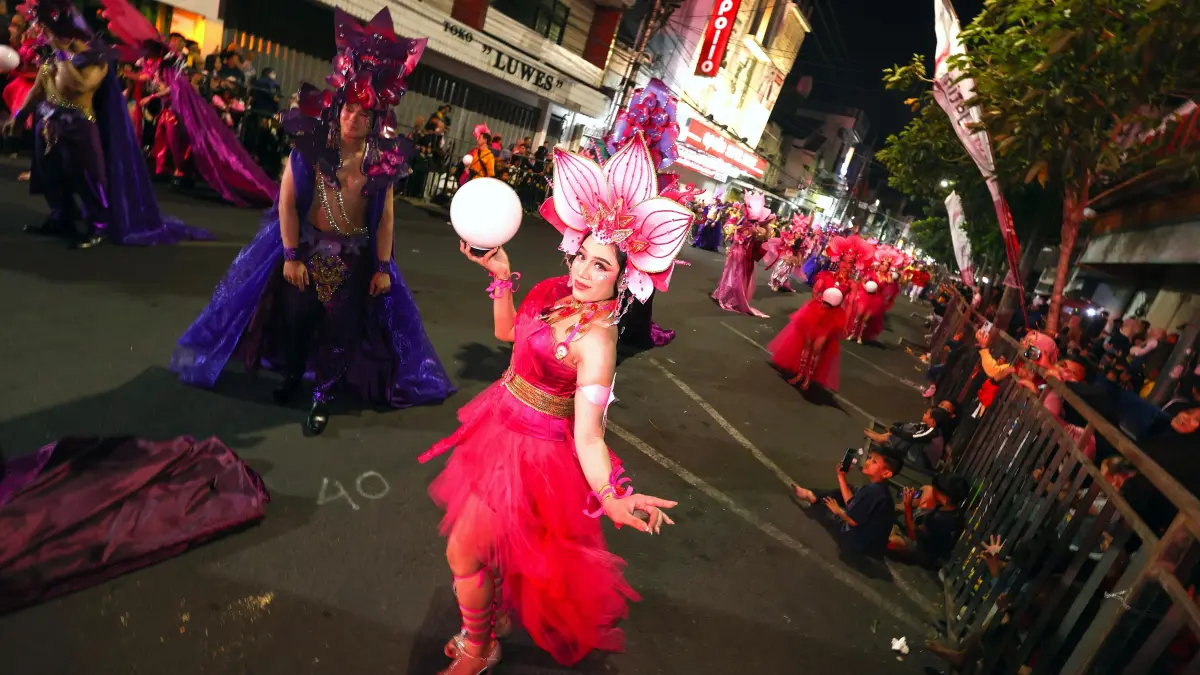 Kontingen PT Gudang Garam Tbk memeriahkan Dhoho Night Carnival 2026. (WAHYU ADJI F/JPRK)