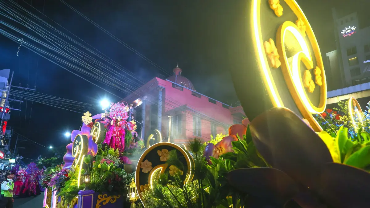 PT Gudang Garam Tbk menampilkan Kerajaan Bunga Anggrek pada Dhoho Night Carnival 2026. (WAHYU ADJI F/JPRK)