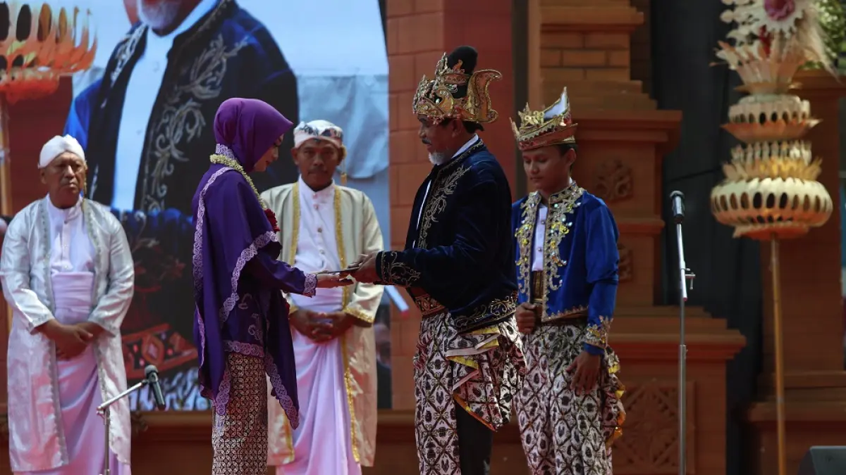 Di salah satu rangkaian Manusuk Sima, Wali Kota Kediri Vinanda Prameswati menerima replika Prasasti Kwak yang diserahkan seniman yang memerankan Raja Medang, Sri Maharaja Rakai Kayuwangi. Penyerahan itu jadi simbolis ditetapkannya wilayah Kwak sebagai tanah perdikan atau bebas pajak pada 27 Juli 879 Masehi. Prasasti itu selanjutnya jadi rujukan penetapan Hari Jadi Kota Kediri. (Foto: Wahyu Adji)