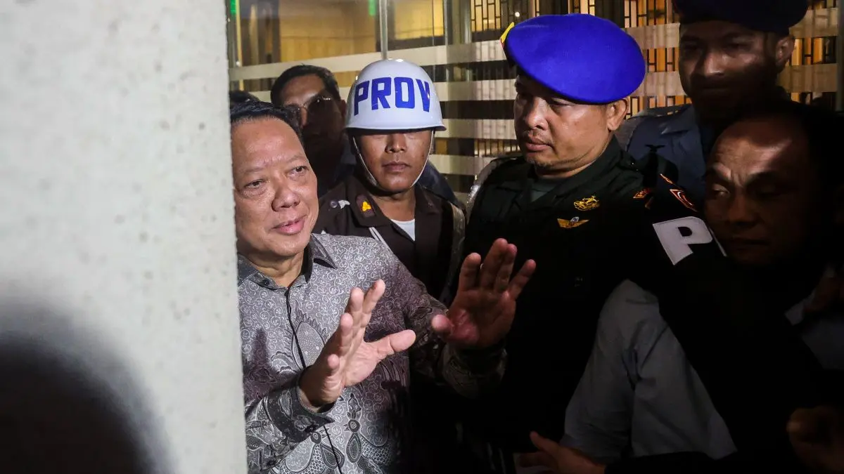 Mantan Jaksa Agung Muda Bidang Tindak Pidana Khusus Febrie Adriansyah (kiri) menjawab pertanyaan wartawan seusai menjalani pemeriksaan di Kejaksaan Agung, Jakarta, Jumat (24/7/2026). Kejaksaan Agung resmi menahan Febrie Adriansyah sebagai tersangka dugaan tindak pidana pencucian uang (TPPU). ANTARA FOTO/Darryl Ramadhan/foc.