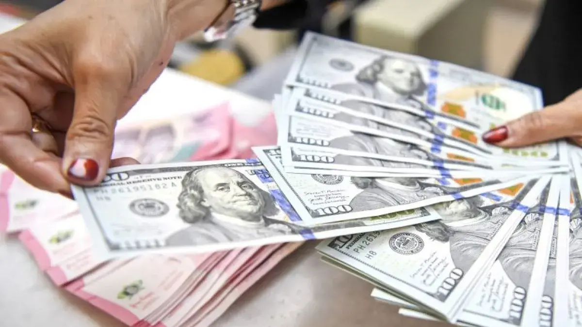 Ilustrasi - Karyawan menghitung uang pecahan rupiah dan dolar Amerika Serikat (AS) di gerai penukaran mata uang asing Ayu Masagung, Jakarta, Senin (13/7/2026). Nilai tukar rupiah berada di level Rp18.109 per dolar AS pada perdagangan Senin (13/7) sore, rupiah melemah 44 poin atau 0,24 persen dibandingkan dari penutupan sebelumnya di level Rp 18.065 per dolar AS imbas ketegangan geopolitik AS-Iran yang meningkat di Timur Tengah. ANTARA FOTO/M Risyal Hidayat/foc.