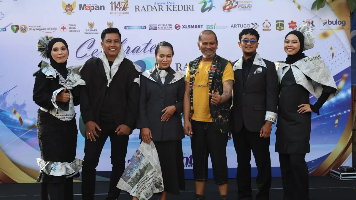 Kampanye penyelamatan bumi juga bisa dilakukan dengan pendekatan estetis. Salah satunya melalui kreasi busana yang tak hanya fokus pada estetika saja. Melainkan juga punya value yang berdampak bagi masyarakat.