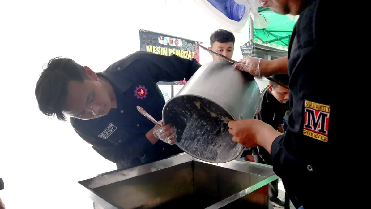 Mahasiswa Teknik Mesin UNP Kediri saat mengoperasikan mesin pembuat keju mozzarella di acara pameran karya Pekan Inovasi Nusantara 2026. (Foto: Ayu Isma)