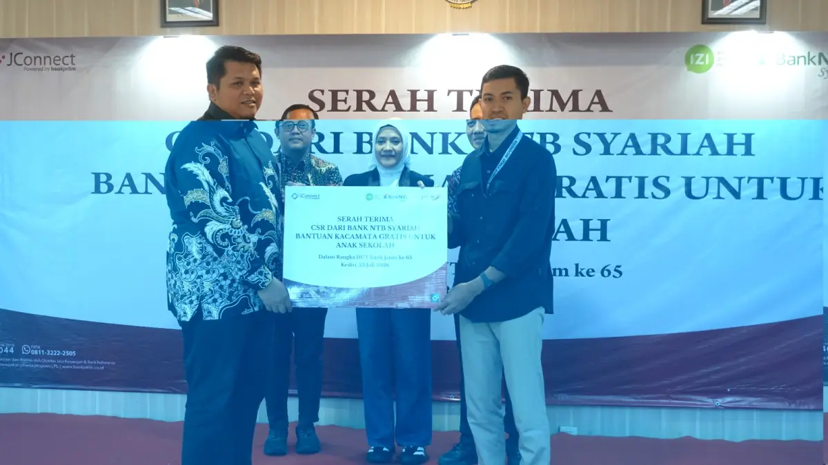 PEDULI PENDIDIKAN ANAK- Branch Manager Bank NTB Syariah Surabaya Ashrul Akbar menyerahkan secara simbolis kepada IZI Jatim dalam menyalurkan bantuan CSR kacamata gratis untuk anak pelajar. (Foto: Basid Alharis)