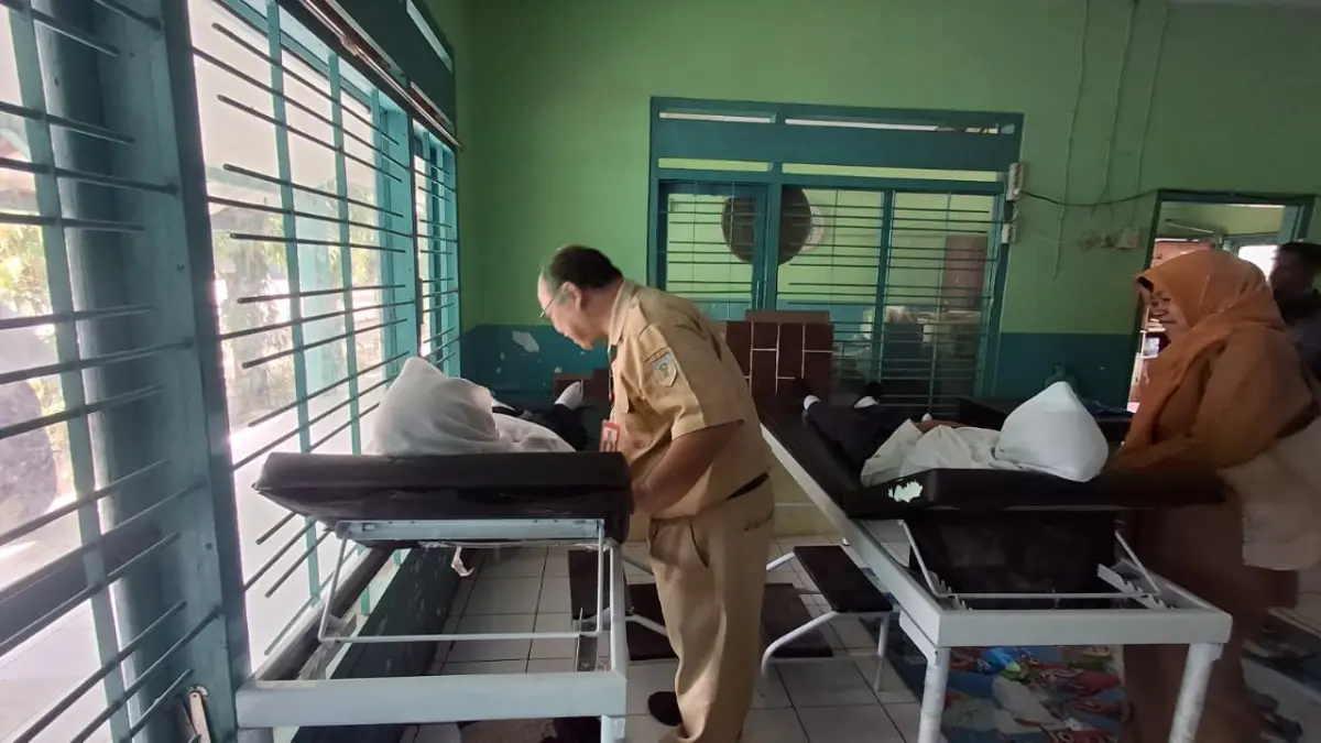 Petugas dari Dinkes Kabupaten Kediri memantau kondisi siswa yang diduga mengalami keracunan makanan.