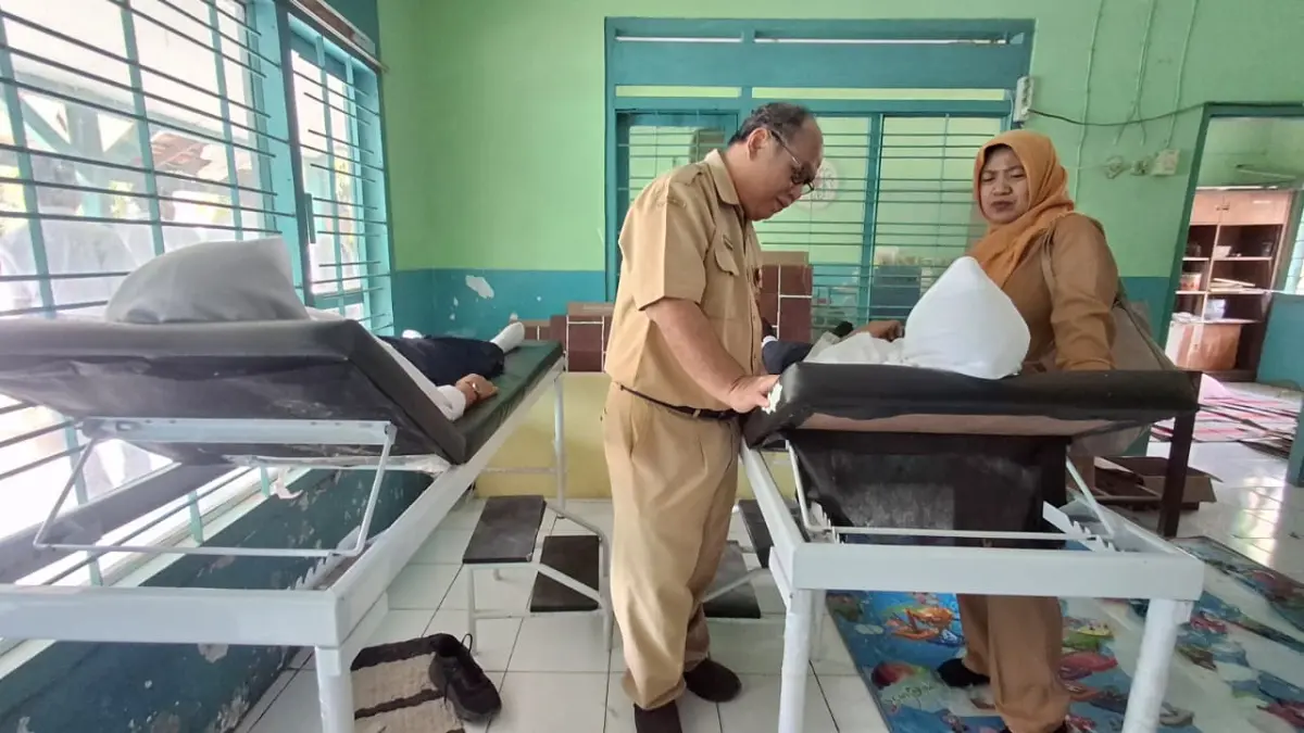 Petugas Dinas Kesehatan lakukan pemeriksaan pada siswa yang alami keracunan. (Foto Asad MS)