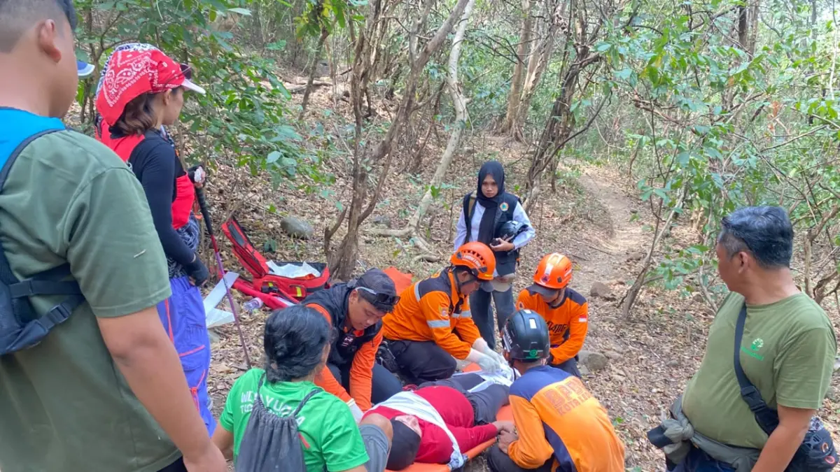 Relawan dari BPBD Kota Kediri menolong seorang pendaki yang mengalami dislokasi kaki saat mendaki di Gunung Klotok Senin (27/7)/Foto Dok. BPBD Kota Kediri