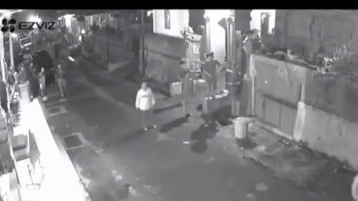 Tangkapan layar video CCTV warga mengejar pria yang diduga mencuri ayam di Kabupaten Tabanan. (Foto: Instagram @balionline_id)