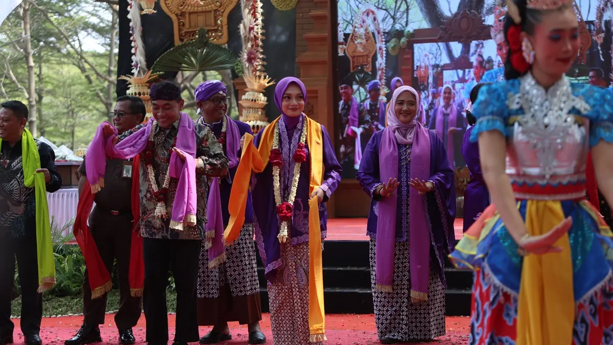 Wali Kota Kediri Vinanda Prameswati (lima dari kiri) mengikuti prosesi Manusuk Sima yang jadi puncak peringatan Hari Jadi Kota Kediri, di Tirtoyoso (27/7)/Foto : Wahyu Adji