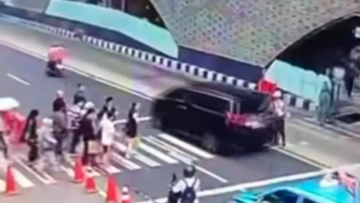 Rekaman CCTV memperlihatkan momen menegangkan saat sebuah mobil Toyota Alphard hitam nekat melintas tepat di area penyeberangan jalan (zebra cross) Bundaran HI, Jakarta Pusat. Padahal, lampu lalu lintas sudah menyala merah dan para pejalan kaki beserta petugas keamanan sedang menyeberang. (Dok. Istimewa)