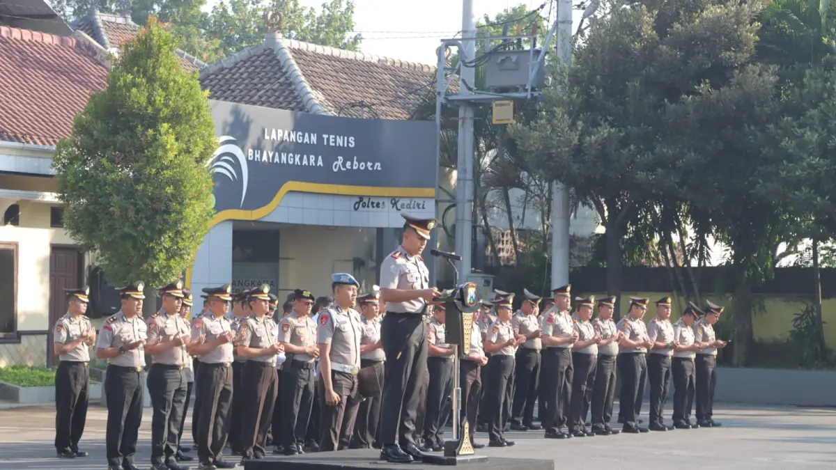 Kapolres Kediri saat memimpin apel terakhir di Mapolres Kediri sebelum lakukan sertijab. (Foto Polres Kediri)