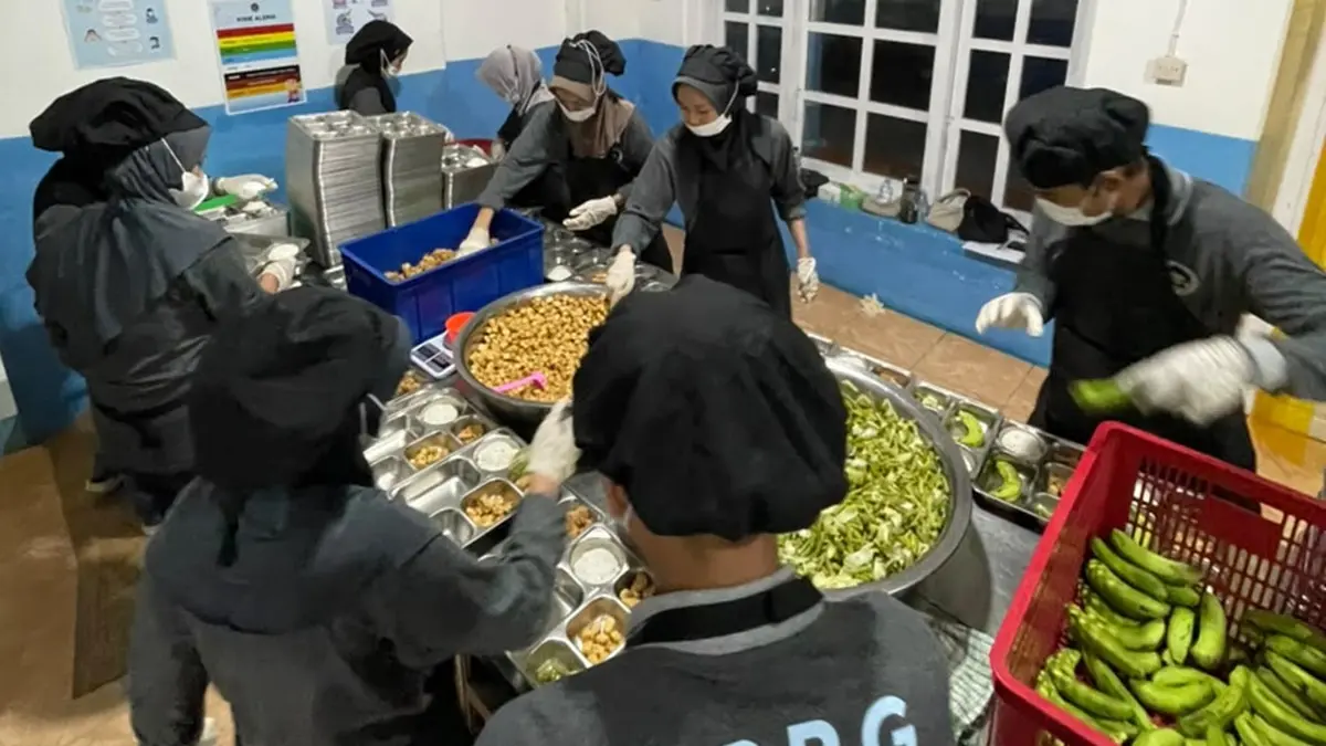 Relawan menyiapkan menu makan bergizi gratis di dapur SPPG Purwodadi.