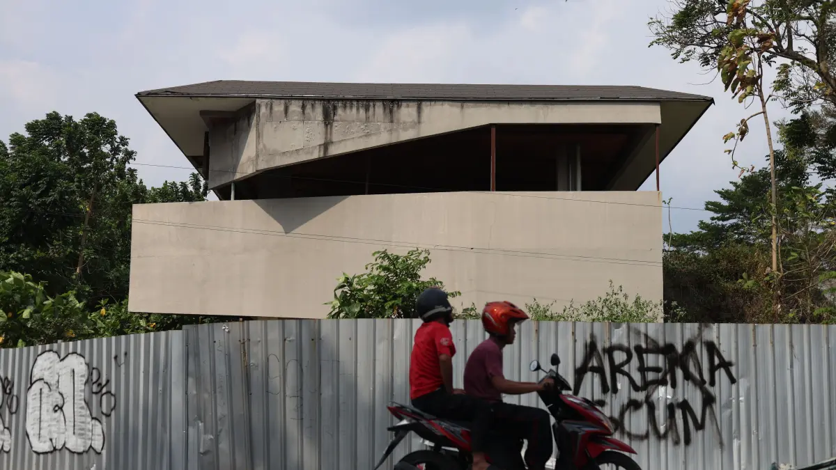 
SASARAN VANDALISME: Pagar proyek Alun-Alun Kota Kediri jadi sasaran corat-coret. Hingga Juli ini, kelanjutan proyek yang dihentikan akhir 2023 lalu itu masih belum jelas. (Foto: Wahyu Adji/JPRK)